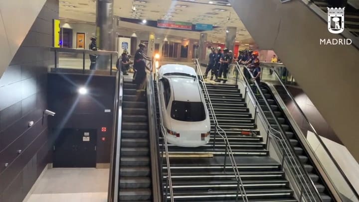 Así quedó el auto atrapado en la escalera