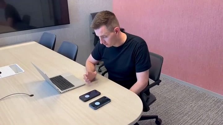 Demo de la IA GPT-4o con dos instancias de ChatGPT dialogando entre ellas