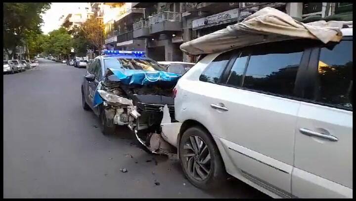 Choque entre un patrullero y un auto particular en Caballito
