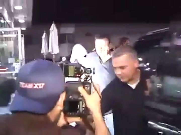 Britney Spears se rapa el pelo frente a los paparazzis