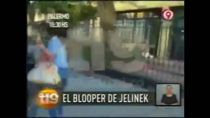 El momento que a Karina Jelinek llegó tarde a votar - Fuente: Youtube