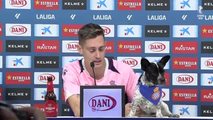 Pol con su perro Mango en conferencia de prensa