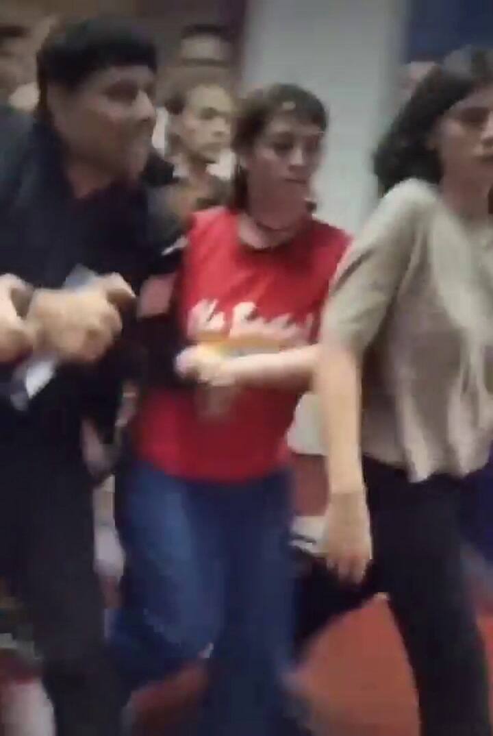 El momento en el que los estudiantes echaron a un alumno denunciado por violencia de género
