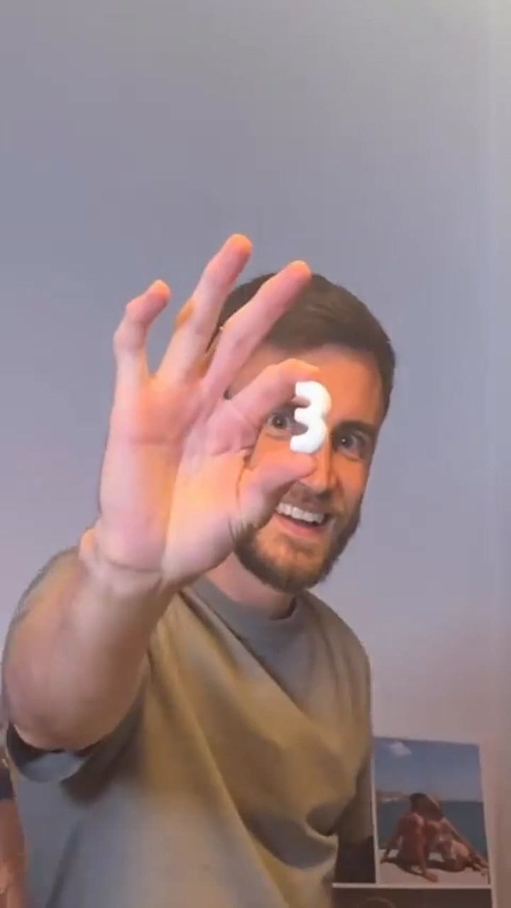 Tagliafico mostró lo que había dentro del paquete e hizo sonreír a todos