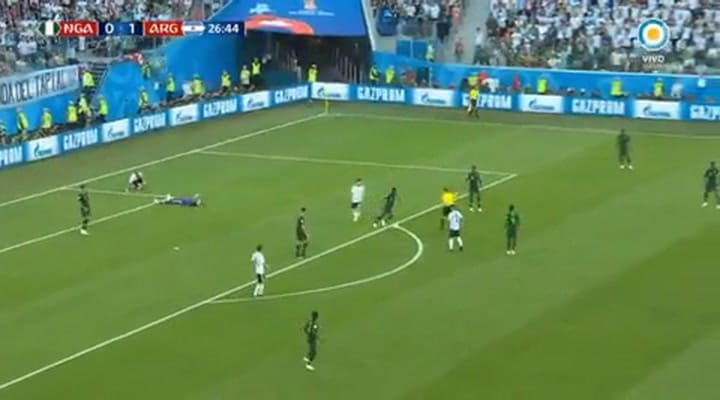 Higuaín estuvo cerca pero chocó con el arquero nigeriano - Fuente: Tv Pública