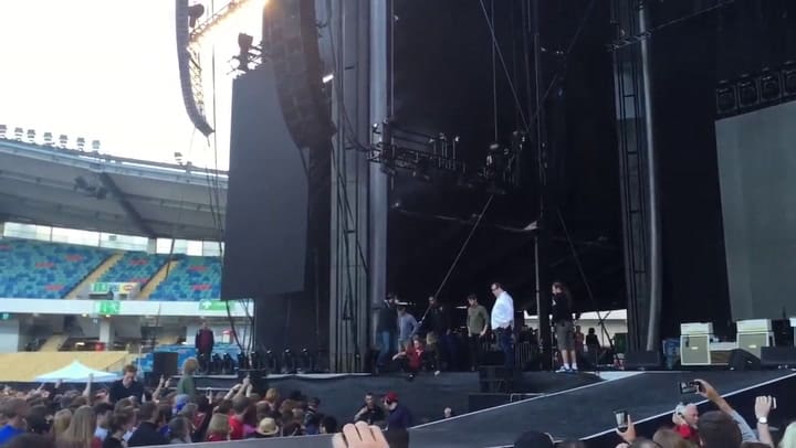 Dave Grohl - 'I think I just broke my leg' en Suecia, 2015 - Fuente: YouTube