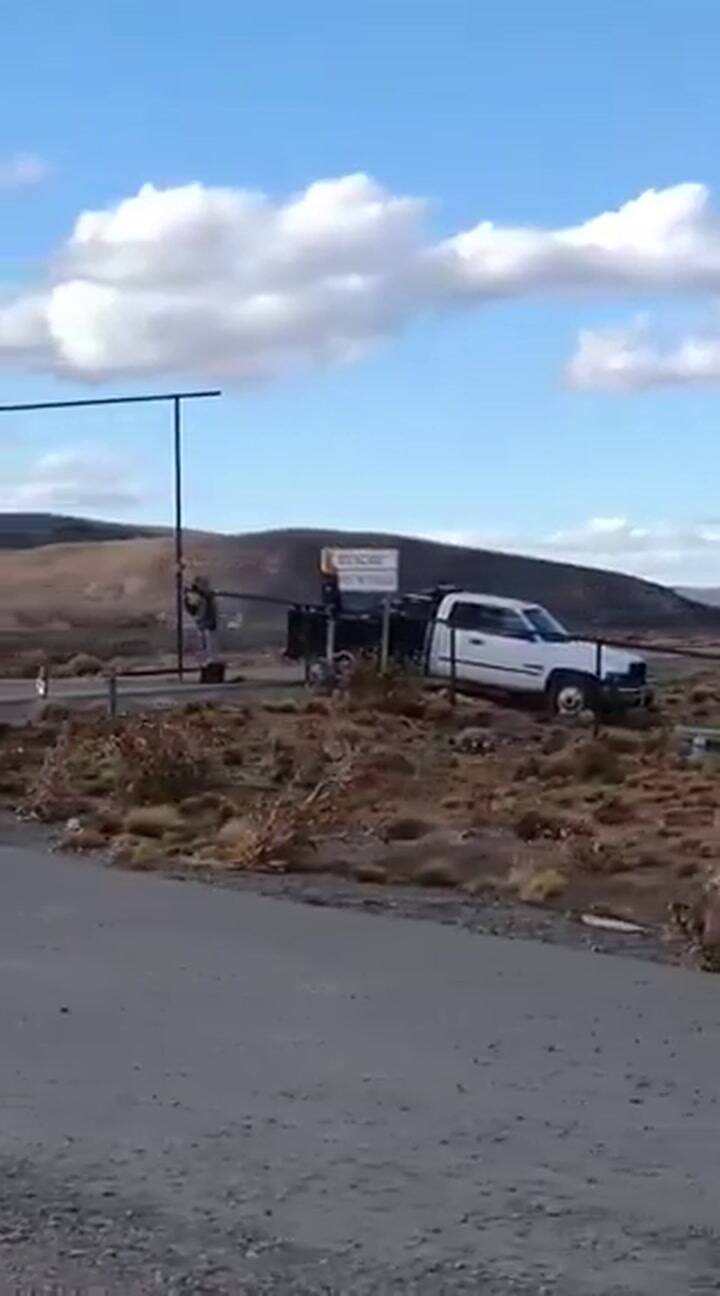 Un tramo de asfalto ubicado en el sector del empalme con la Ruta Provincial N° 12, en la zona de Sierra Colorada, volvió a generar controversia luego de que se instalara un pórtico que impide la circulación