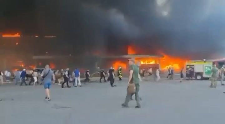 Rusia bombardea un concurrido centro comercial en Ucrania