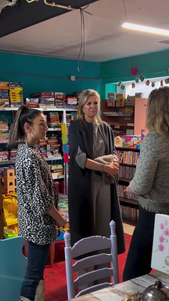 La reina Máxima participó de una actividad y se lució con un elegante abrigo