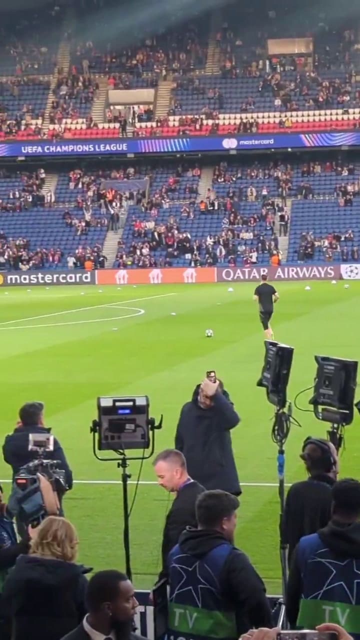 Dibu Martínez recibió insultos en español de hinchas de PSG en la previa del partido