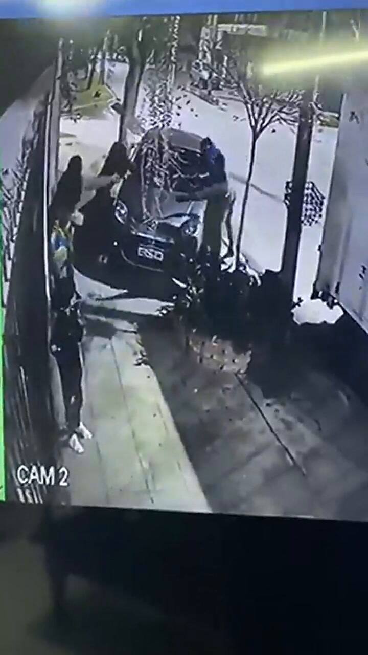 El grito desgarrador de una madre al ver que delincuentes apuntan a su pequeño hijo