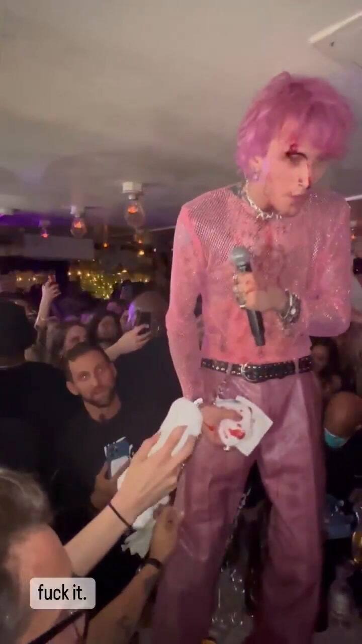 Machine Gun Kelly se rompe una copa de vino en la cara
