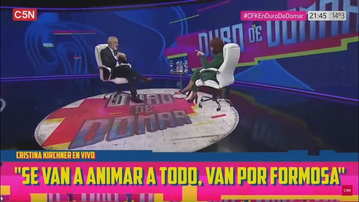 Cristina Kirchner, en C5N: flores con Pablo Duggan y el halago de la vicepresidenta a Carlos Maslató