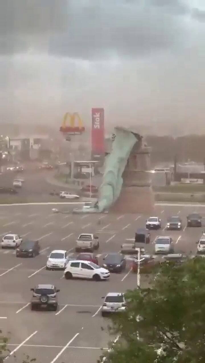 Caída de la réplica de la Estatua de la Libertad en Brasil