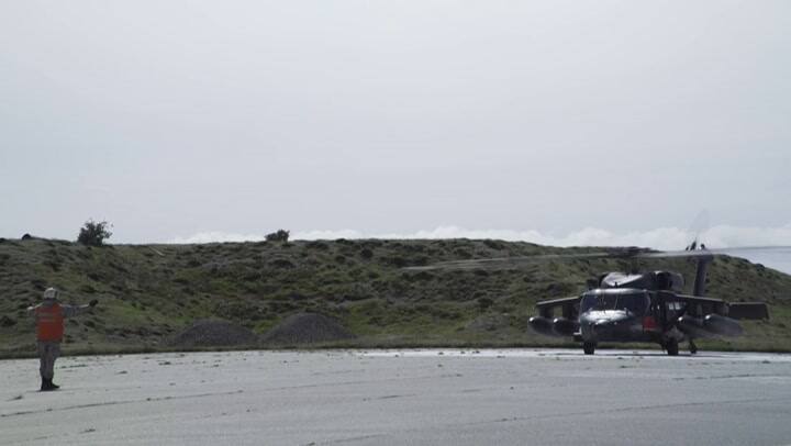 Hallan restos de avión flotando en zona donde desapareció avión militar chileno - Fuente: AFP