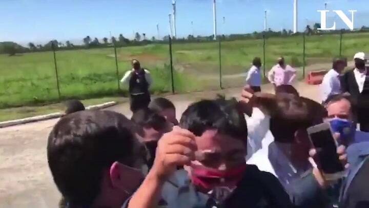 Bolsonaro alzó a un hombre de baja estatura pensando que era un niño