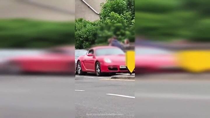 Tuvo un ataque de furia y destrozó un Porsche estacionado