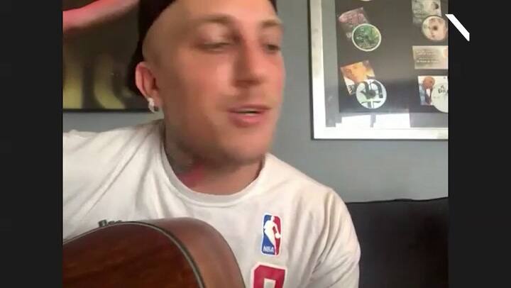 El Polaco toca para LA NACION su nuevo tema, El regalo