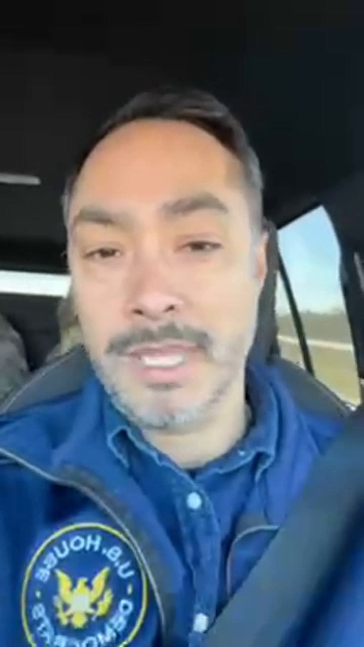 "Pregunta por su mamá": el relato de los congresistas tras visitar a Liam, el niño de la mochila detenido por el ICE