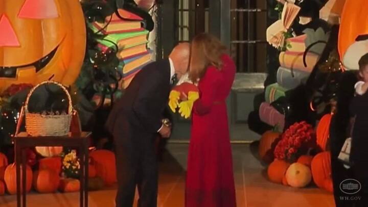 Biden le muerde el pie a un niño