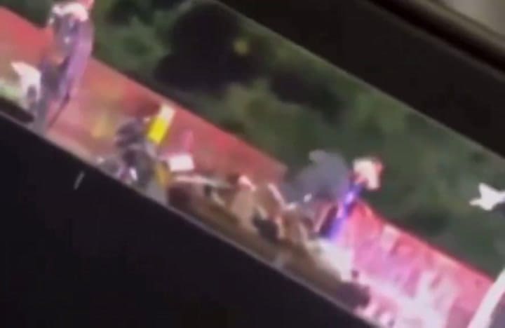 Un policía brasileño arrojó a un hombre a un río