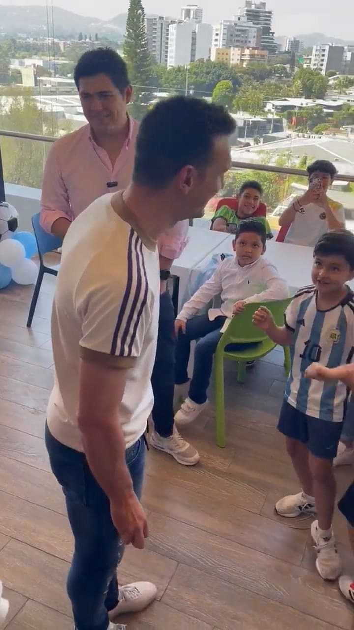 El técnico del plantel se emocionó con el recibimiento