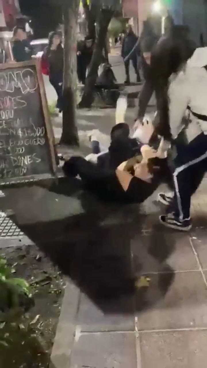 Una patota atacó brutalmente a una adolescente afuera del colegio: la arrastraron por el piso de los pelos