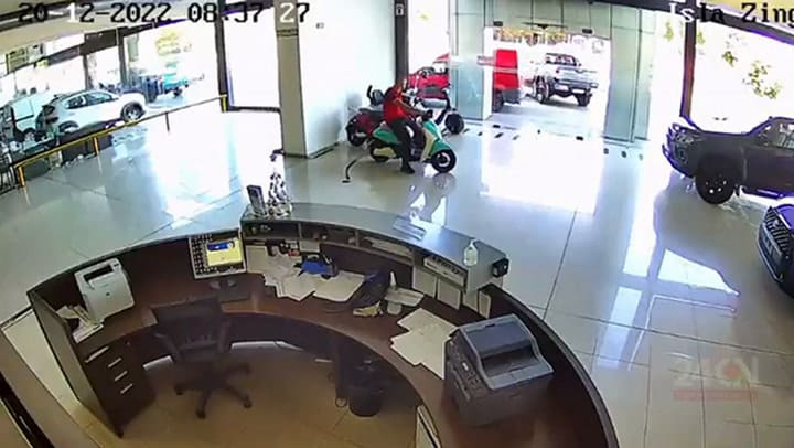 Entró a las patadas a una concesionaria y robó $13 mil, pero chocó a las cuadras y lo detuvieron