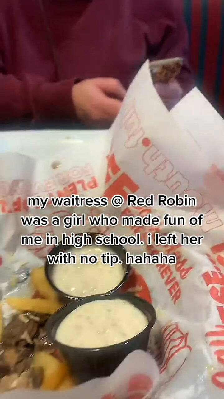Descubrió que su camarera se burló de ella en la escuela y su reacción generó un debate en las redes
