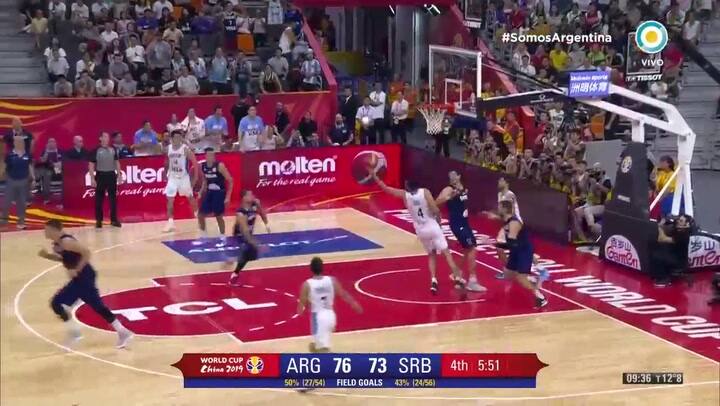 Enorme rebote en ataque de Scola y el doble