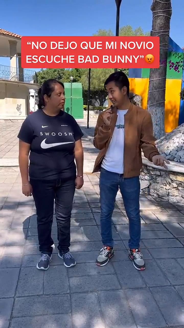 Una mujer no deja que su novio escuche a Bad Bunny