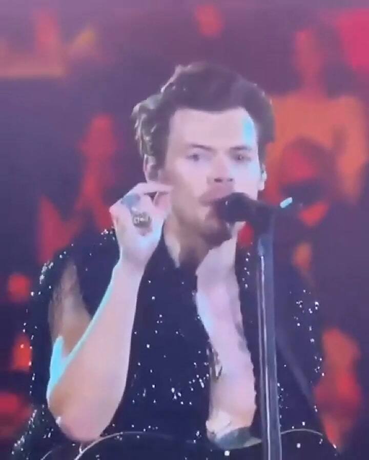 Harry Styles agradeciendo a su terapeuta en pleno show