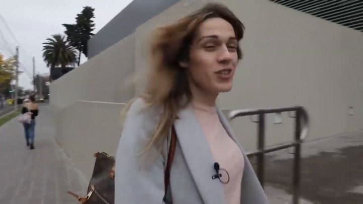 ¡Un día de Mariana Genesio en Pequeña Victoria!. Fuente: Youtube