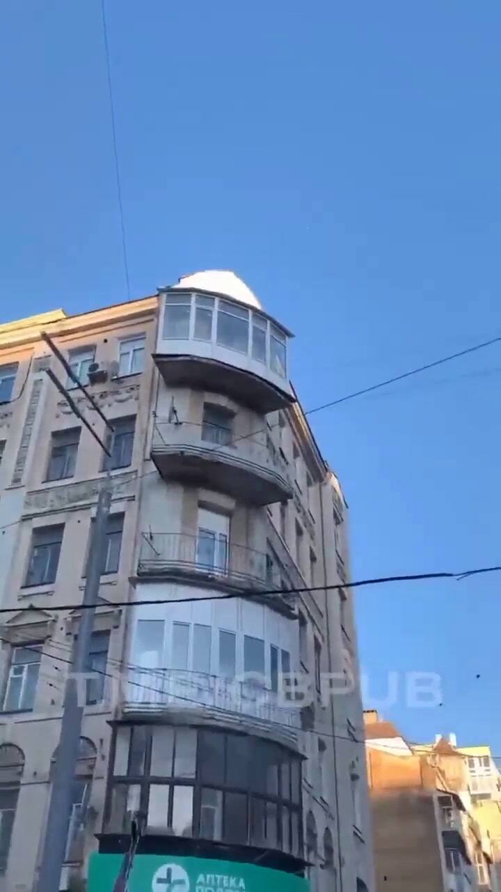 Soldados ucranianos disparan a uno de los drones suicidas