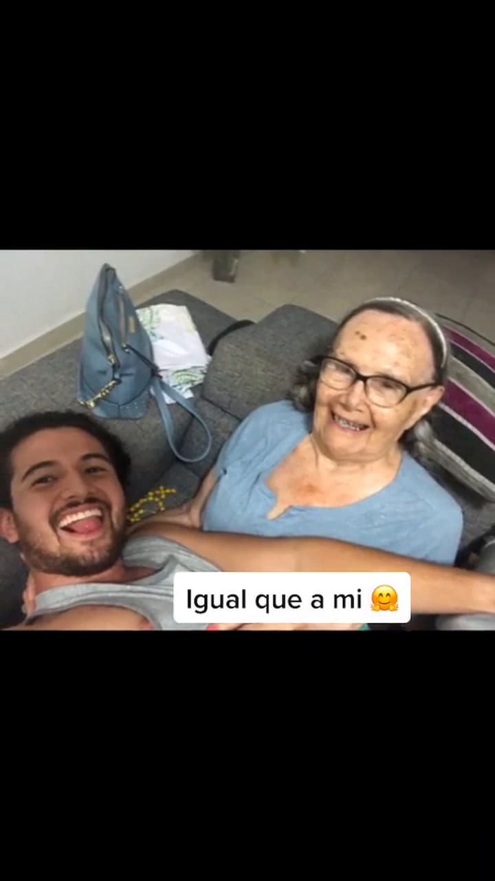 Un nieto sorprende a su abuelita después de la pandemia en conmovedor video viral