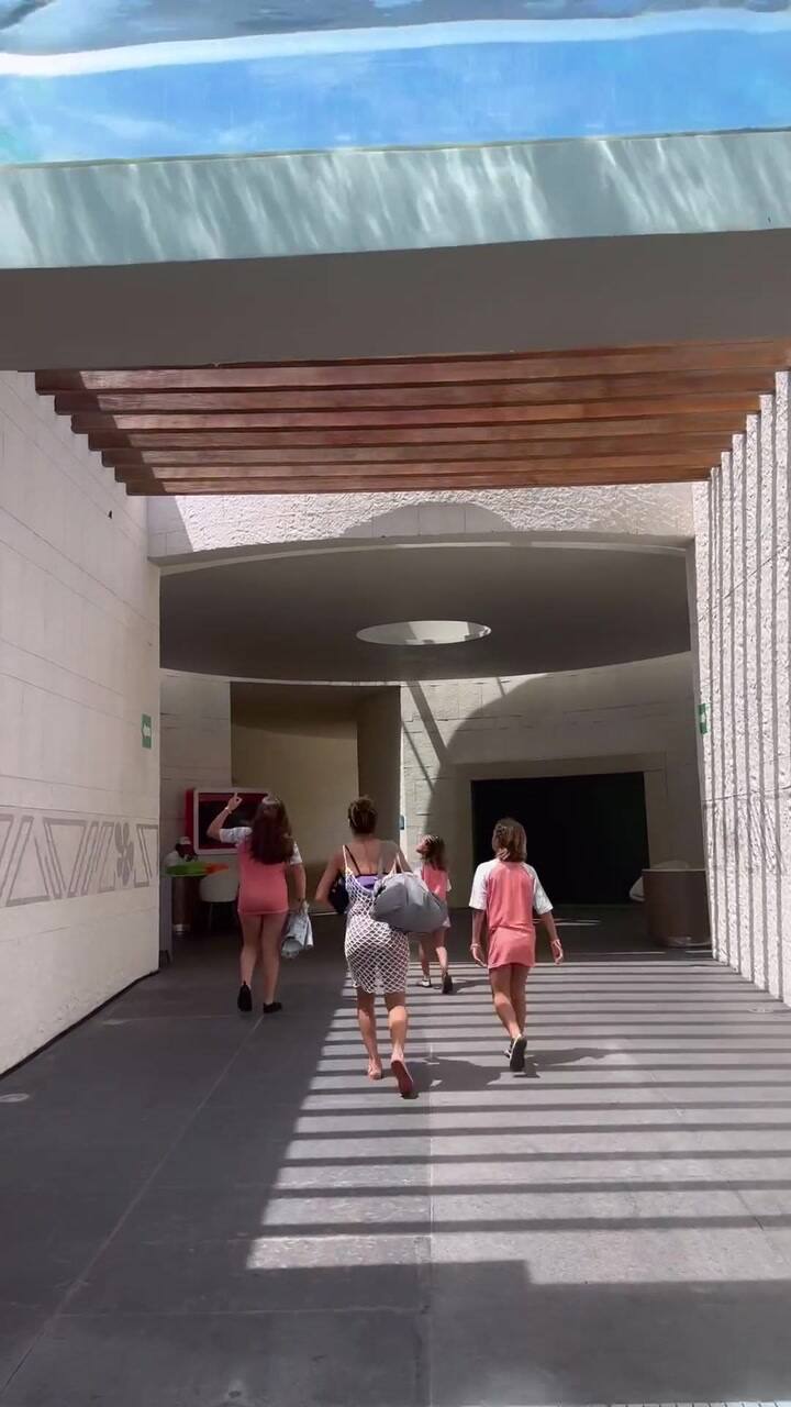 Las vacaciones de Cinthia Fernández y Roberto Castillo junto a sus hijas