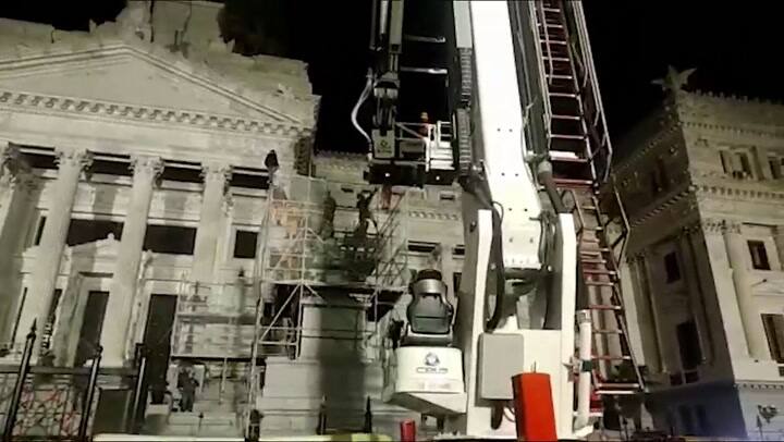 Operativo en el Congreso: un hombre se subió a los andamios del Congreso y amenaza con tirarse