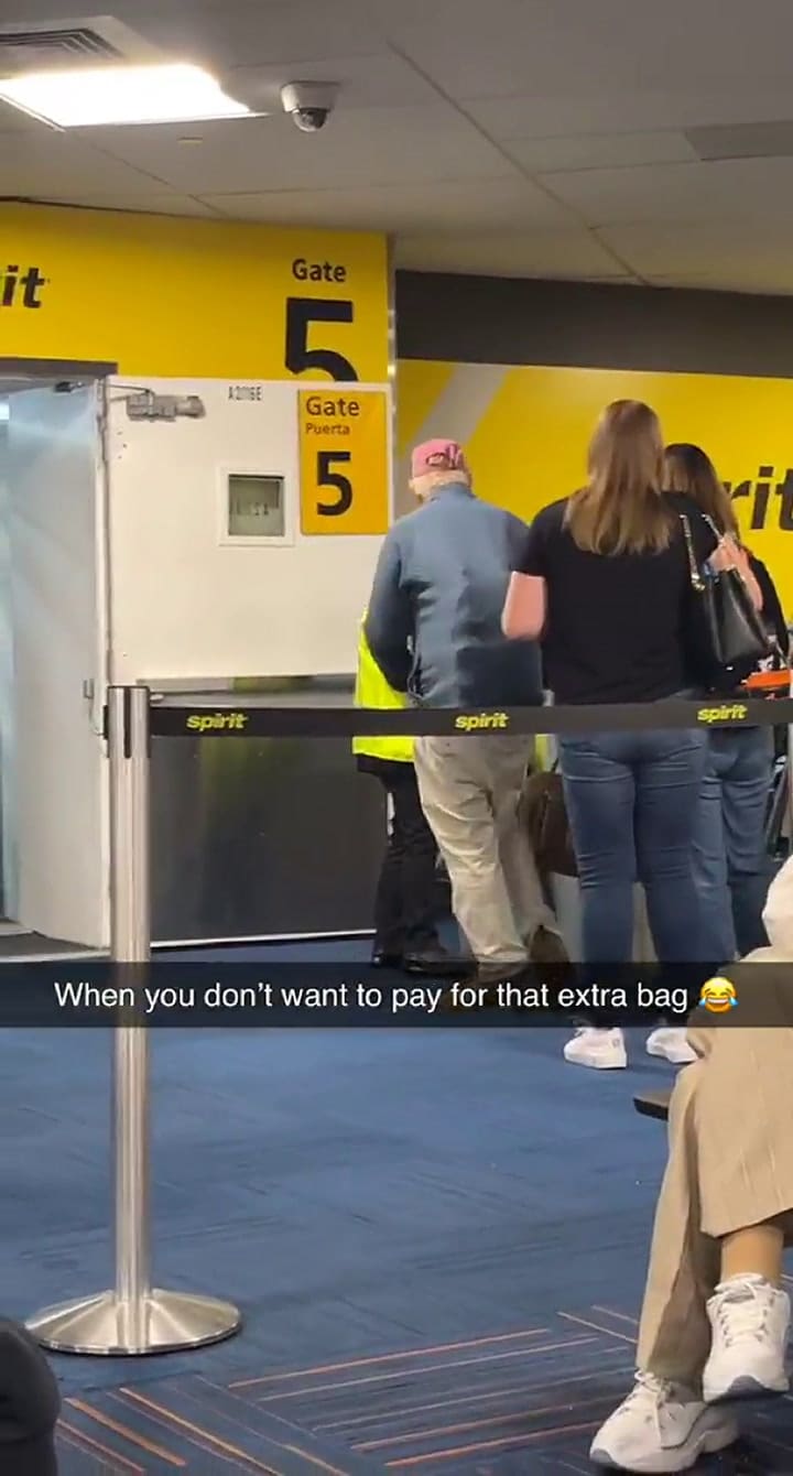 Aplicó un truco para llevar más equipaje en el avión