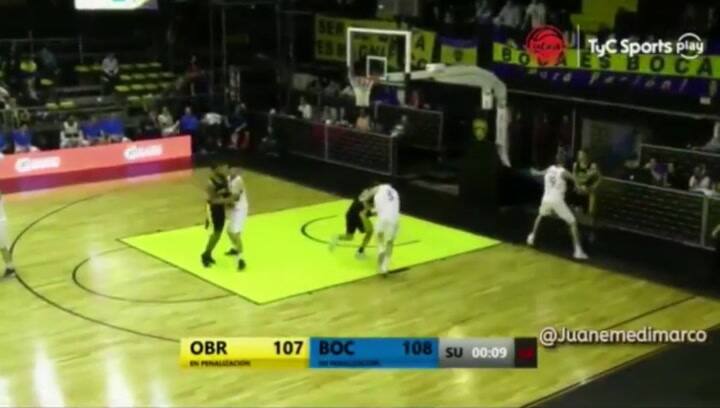 Jugadores de Obras errando tiros a propósito - Fuente: Twitter