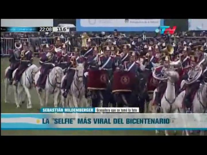 El granadero de la 'selfie del bicentenario'. Fuente: TN