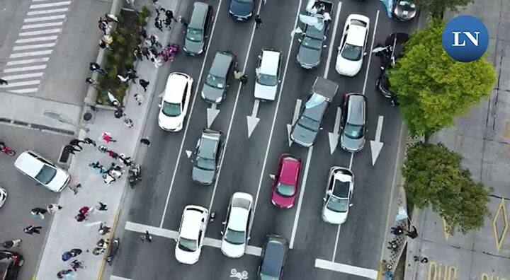 El banderazo en el Obelisco desde el drone de LA NACION