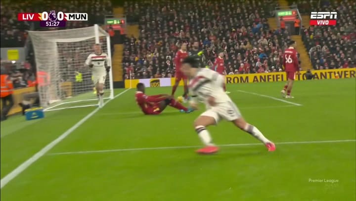 El gol de Lisandro Martínez en el empate ante Liverpool