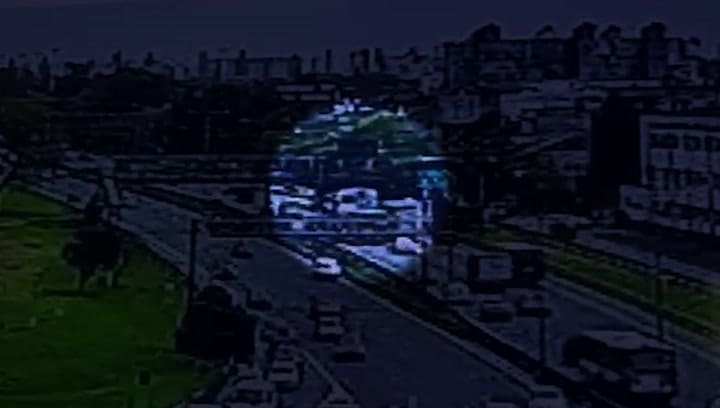 El momento en que el camión chocó contra un puente en avenida General Paz