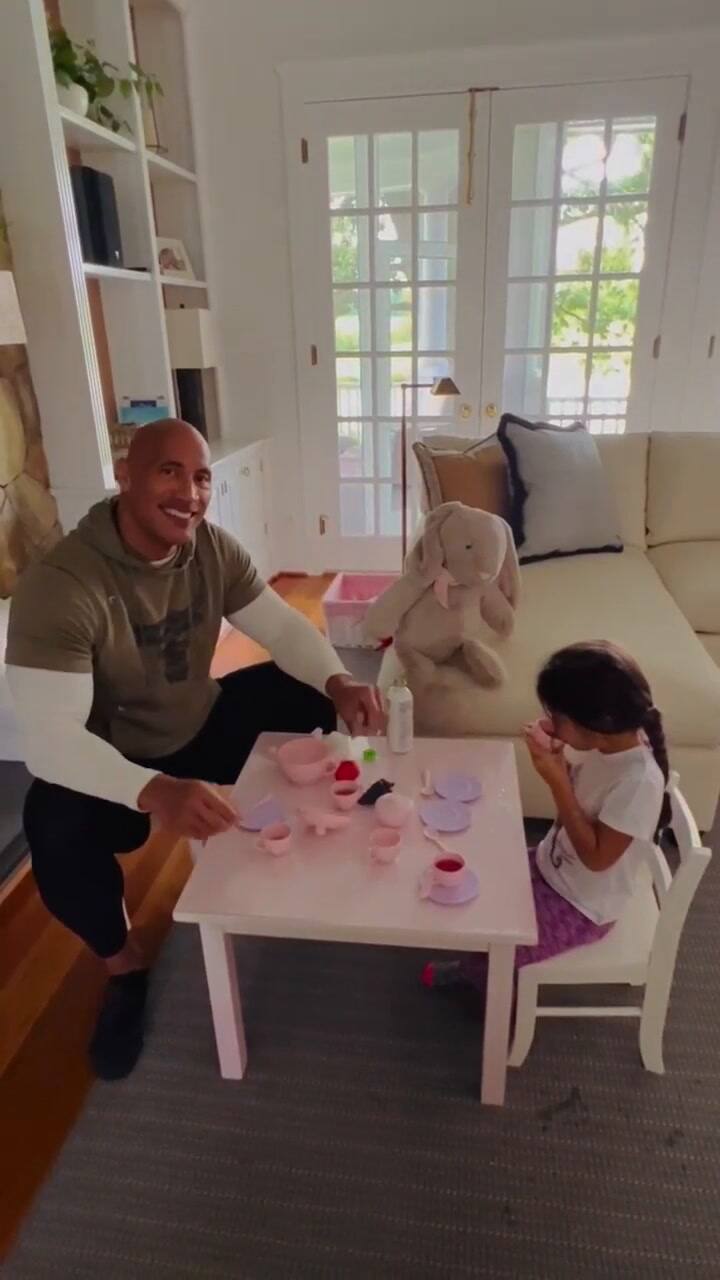 Dwayne Johnson juega al té con su hija Tiana