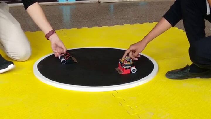 Quinteros en una competencia de robots sumo - Crédito: David Quinteros