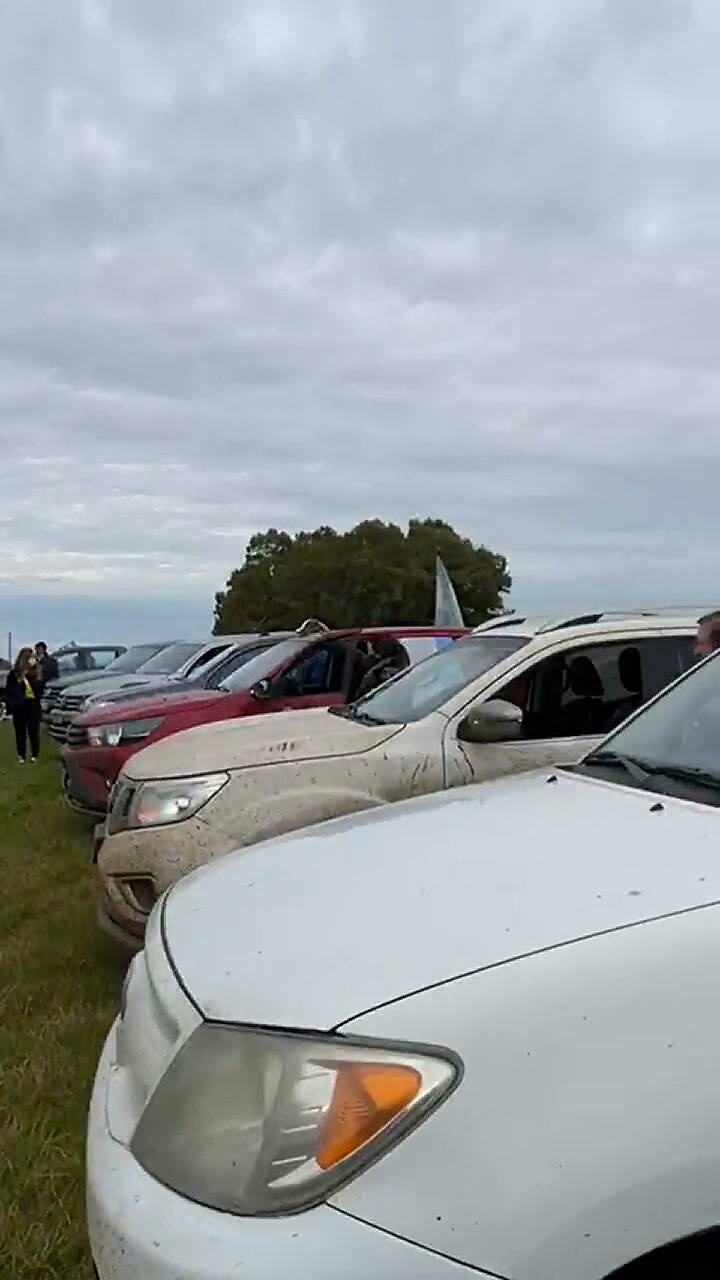 Cantan el himno en Azul, Buenos Aires