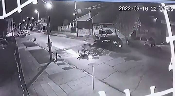 Escapaba de motochorros a toda velocidad y chocó contra un auto en El Palomar