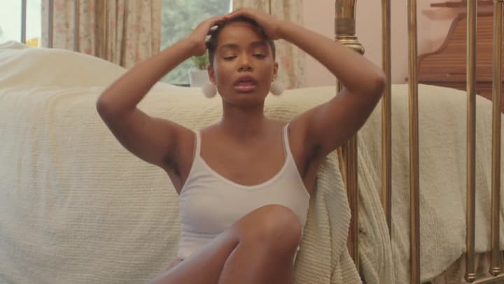 La primera publicidad que muestra a las mujeres antes de depilarse - Fuente: Youtube