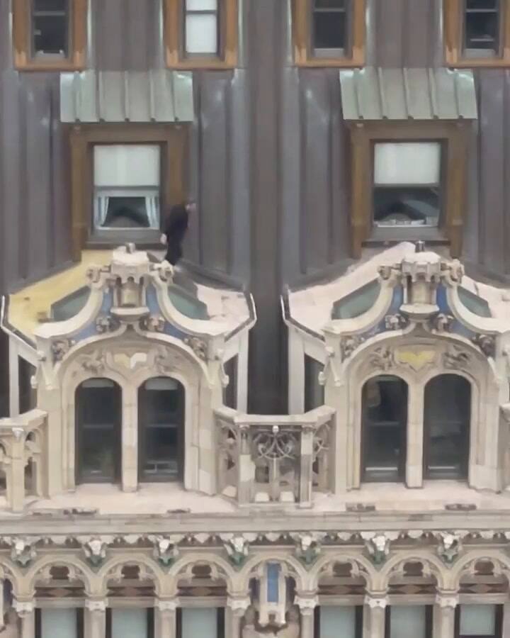 Un hombre corrió por los techos de un rascacielos de Nueva York en traje y zapatos