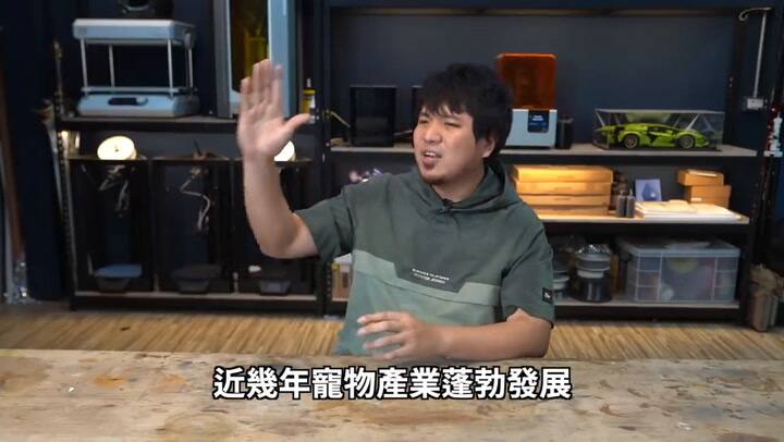 Creó un extraño dispositivo para poder sacar de paseo a su pez y se volvió viral